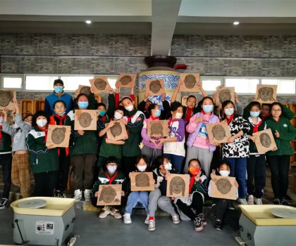 盛世長(zhǎng)安小學(xué)慶“三八”用靈巧的雙手塑造“最美”媽媽美育實(shí)踐活動(dòng)