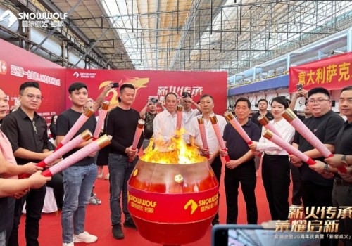 慶賀！雪狼頂配巖板生產(chǎn)線成功點火！