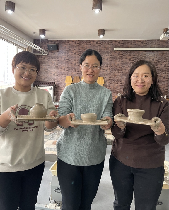 體驗(yàn)非遺熱辣滾燙――盛世長(zhǎng)安小學(xué)開(kāi)展“三八” 女神節(jié)陶藝制作活動(dòng) (5).jpg