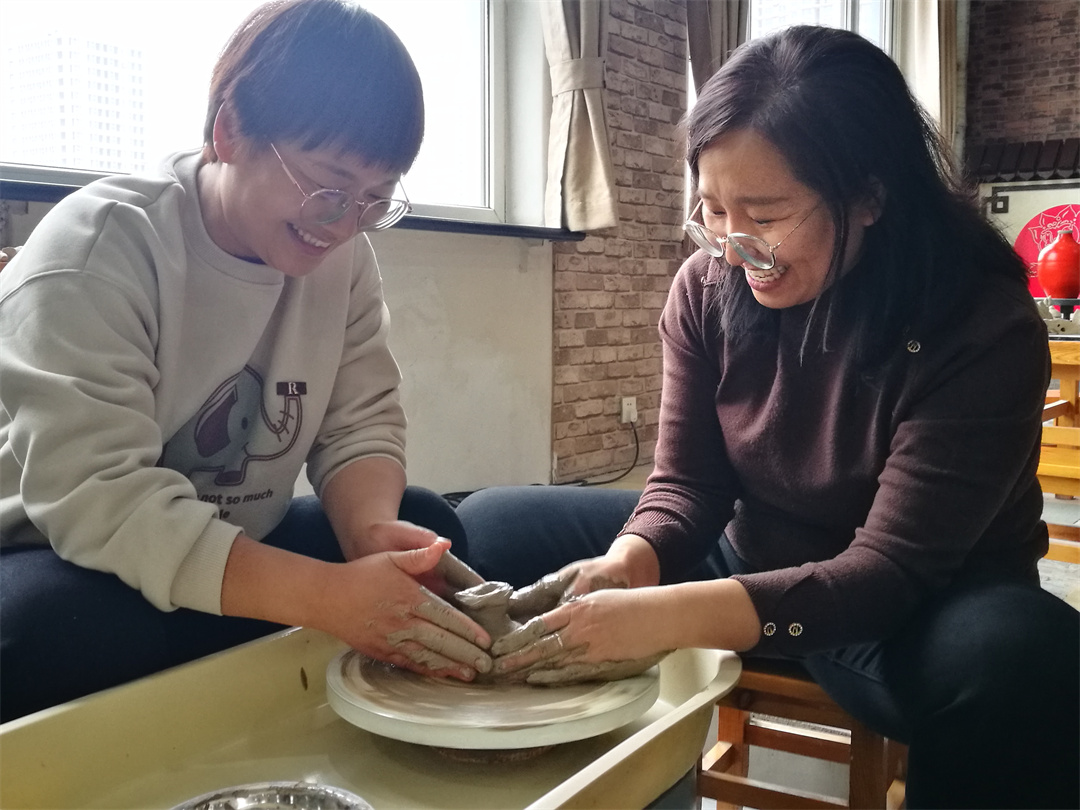 體驗(yàn)非遺熱辣滾燙――盛世長(zhǎng)安小學(xué)開(kāi)展“三八” 女神節(jié)陶藝制作活動(dòng) (7).jpg