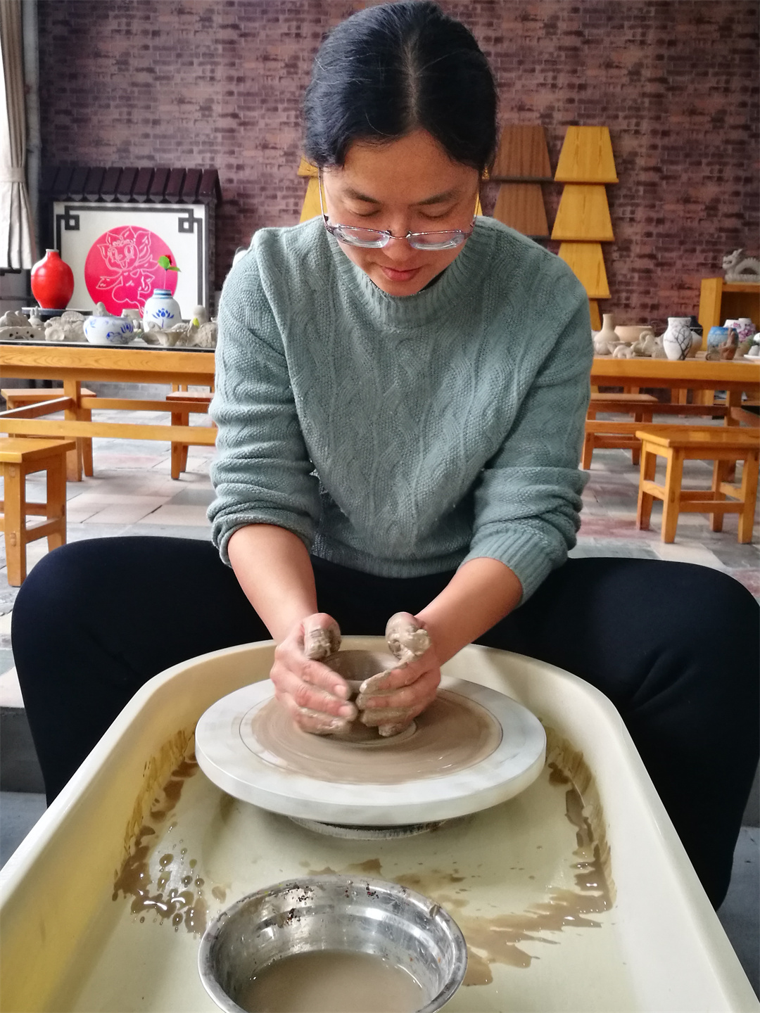 體驗(yàn)非遺熱辣滾燙――盛世長(zhǎng)安小學(xué)開(kāi)展“三八” 女神節(jié)陶藝制作活動(dòng) (8).jpg