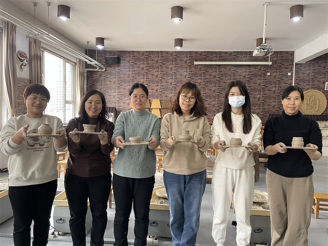 體驗(yàn)非遺熱辣滾燙――盛世長(zhǎng)安小學(xué)開(kāi)展“三八” 女神節(jié)陶藝制作活動(dòng) (6).jpg